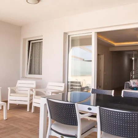 Spacious Perfect Flat With Private Pool *